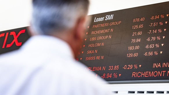 Ein Mann betrachtet aktuelle Boersenkurse die an einer LED-Wand im Eingangsbereich der Neuen Boerse Zuerich-West des SIX-Hauptsitzes an der Pfingstweidstrasse angezeigt werden aufgenommen am Montag, 7 ...