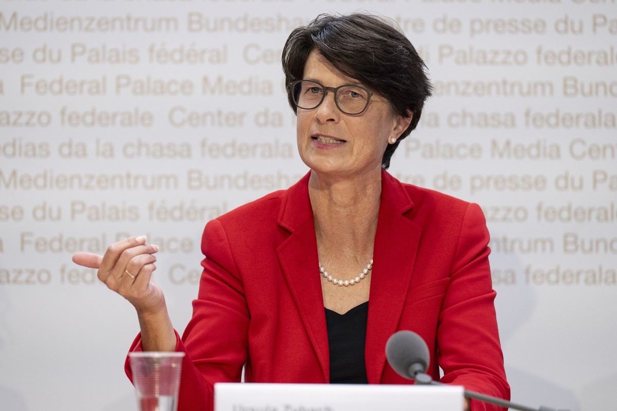 Nationalraetin Ursula Zybach, SP-BE, vom ueberpareilichen Komitee Ja zur einheitlichen Finanzierung der Gesundheitsleistungen, spricht am Dienstag, 8. Oktober 2024, in Bern..(KEYSTONE/Peter Schneider)