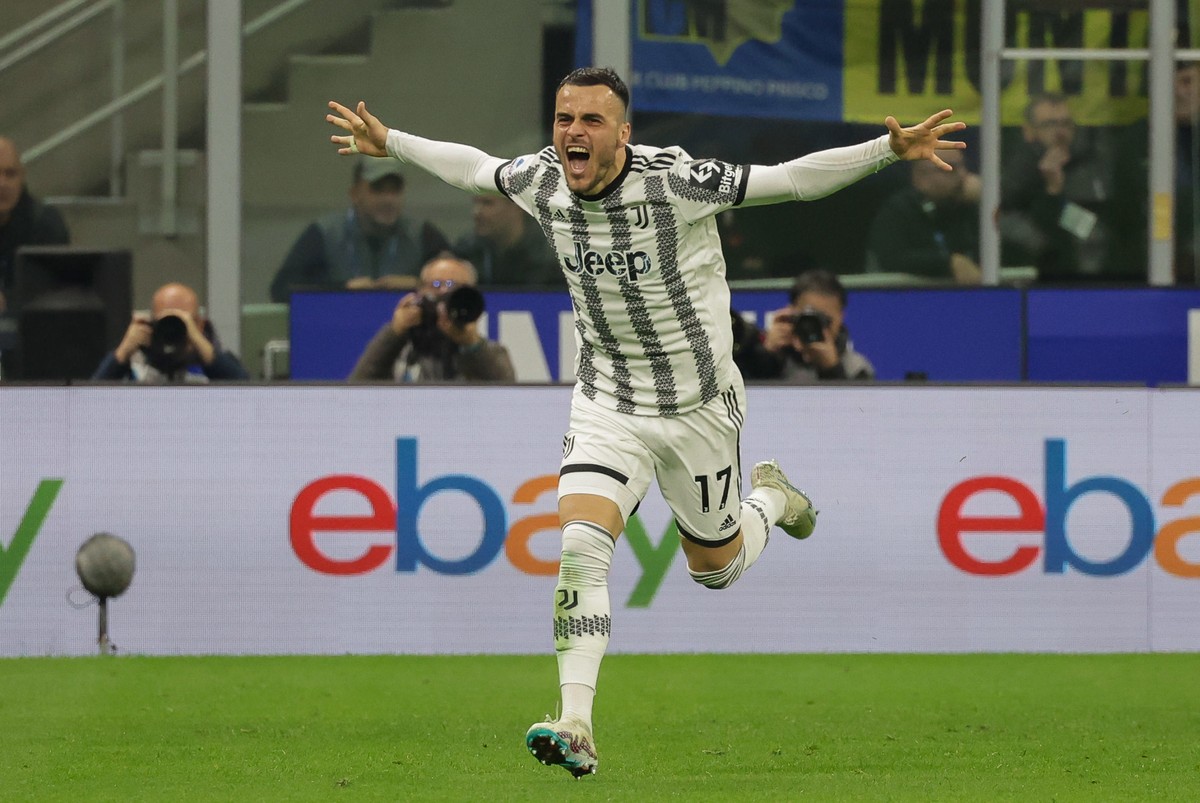 epa10532815 Juventus FC's midfielder Filip Kostic celebrates after scoring the 0-1 goal during the Italian serie A soccer match between FC Inter and Juventus in Milan, Italy, 19 March 2023. EPA/R ...