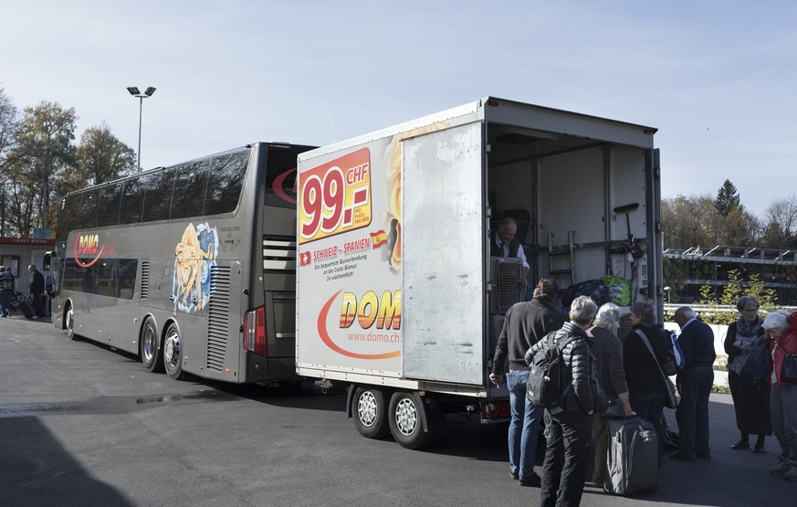 ZUM THEMA FERNBUSVERKEHR AN DER WINTERSESSION STELLEN WIR IHNEN AM MONTAG, 11. DEZEMBER 2017, FOLGENDES BILDMATERIAL ZUR VERFUEGUNG - Travelers stand next to a coach of the Domo Reisen Travel Compan ...