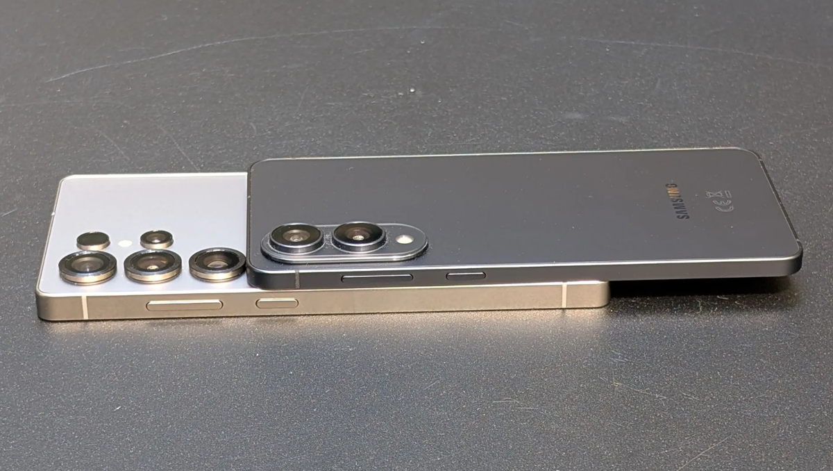 Zum Vergleich: Das Galaxy S25 Ultra (unten) ist deutlich schwerer und dicker als das neue Edge.