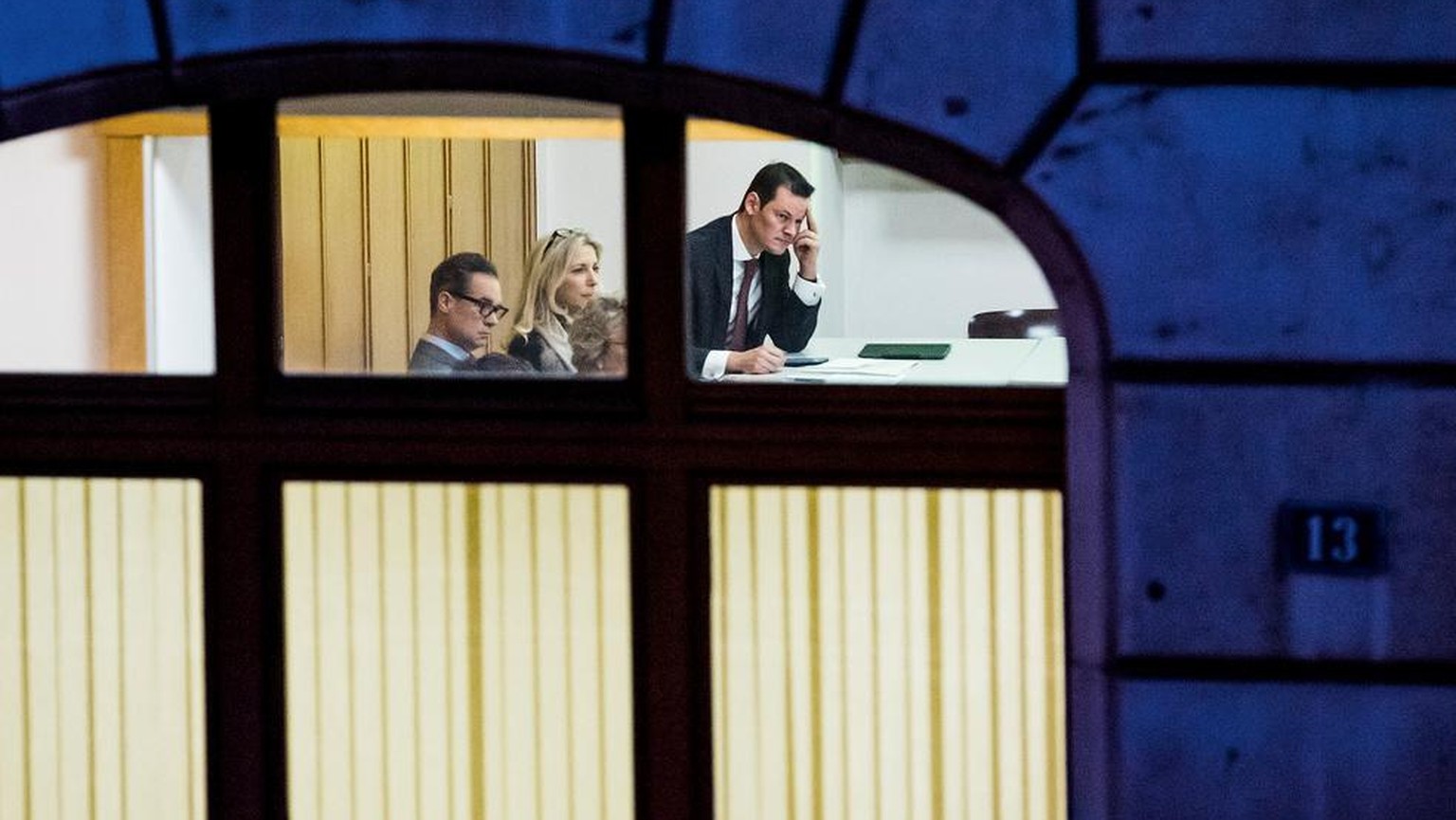 SWISS PRESS PHOTO 2019 - 3. PREIS NEWS: JEAN-CHRISTOPHE BOTT - Une vue exterieure montre Pierre Maudet, conseiller d&#039;Etat genevois, qui assiste a la seance du comite PLR genevois ce vendredi 23 n ...