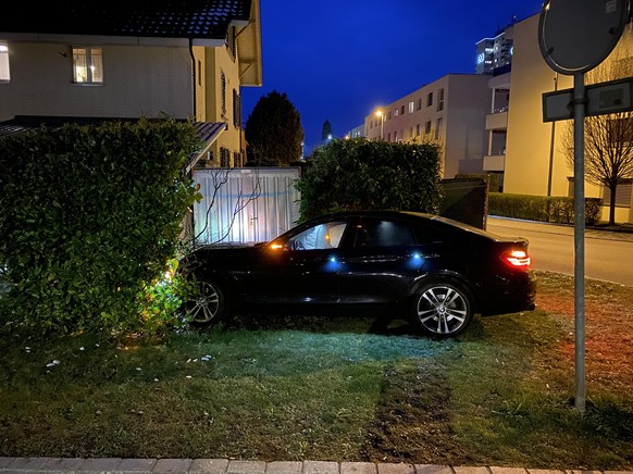 Betrunkener Autofahrer baut Selbstunfall in Oftringen AG