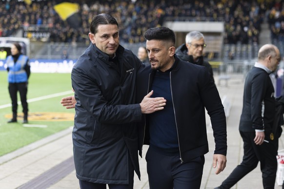 Trainer Gerardo Seoane (YB), links, und Trainer Dennis Hediger (FCZ) begruessen sich vor dem Super League Spiel zwischen dem BSC Young Boys und dem FC Zuerich, am Sonntag, 1. Februar 2026 im Stadion W ...