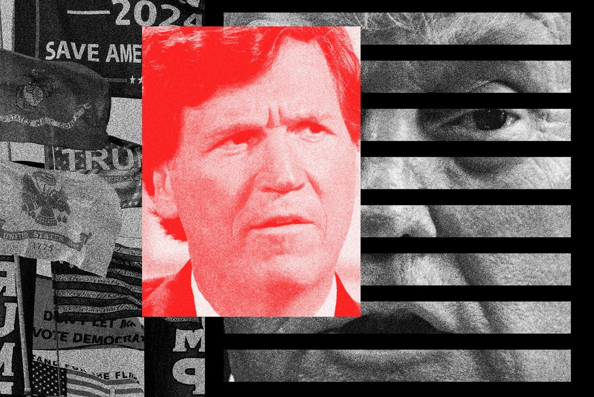 Bild zeigt Tucker Carlson vor Donald Trump in Gittern und Flaggen bei einer MAGA-Rally