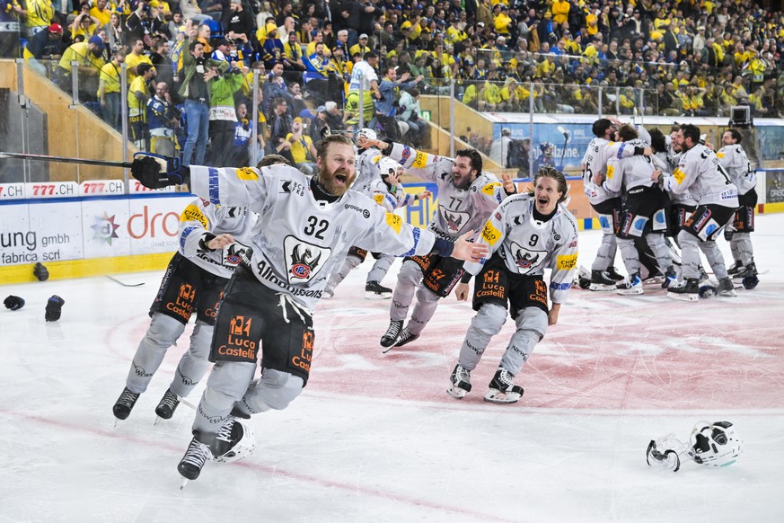 Lucas Wallmark (HCFG) bejubelt den Siegtreffer im siebten Eishockey Playoff Finalspiel der National League zwischen HC Davos (HCD) und HC Fribourg-Gotteron (HCFG), am Donnerstag, 30. April 2026, in de ...