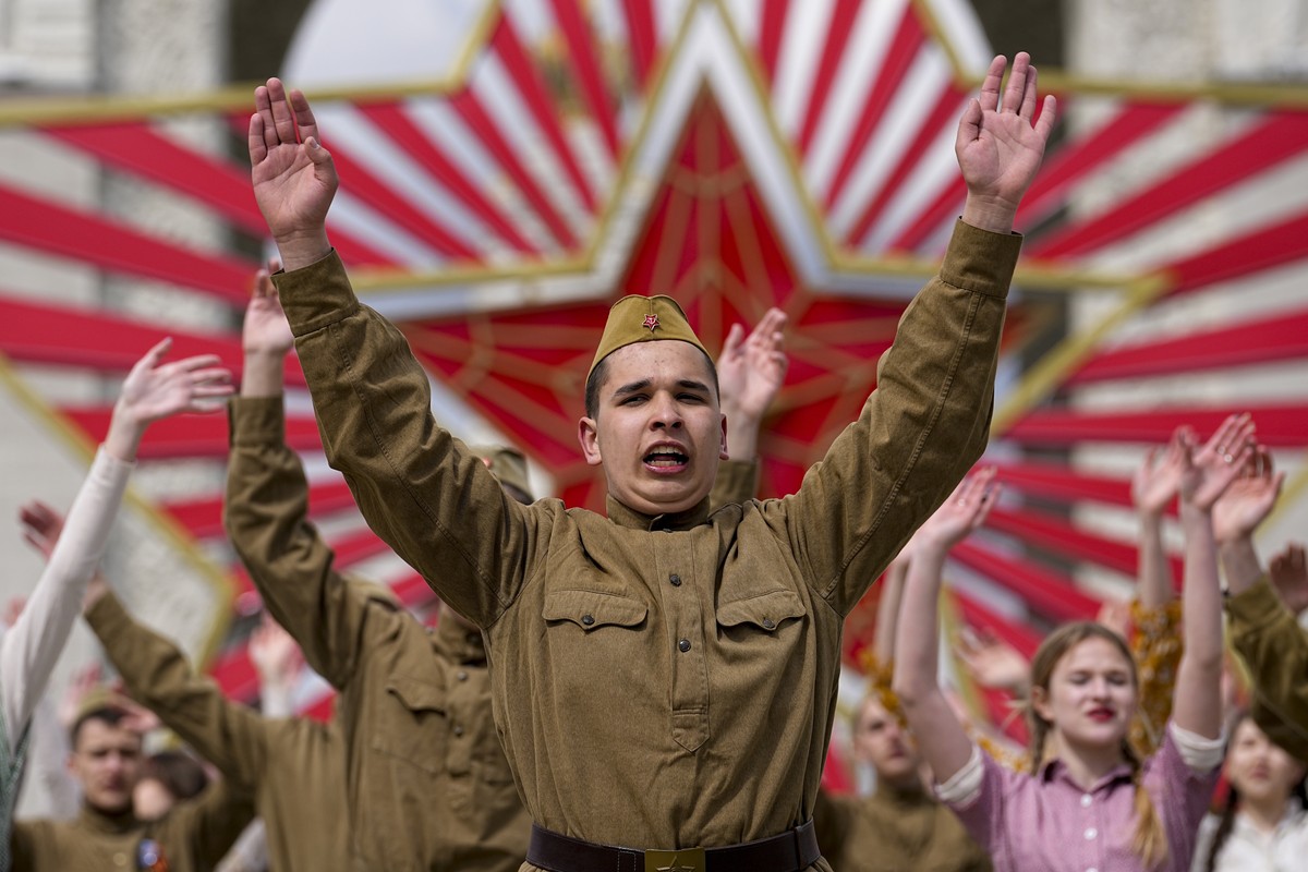 Moscow students dressed in time period fashion and Soviet style uniform perform the "Victory Waltz" as a part of Victory Day celebration in front of the historical main gates of VDNKh, The E ...