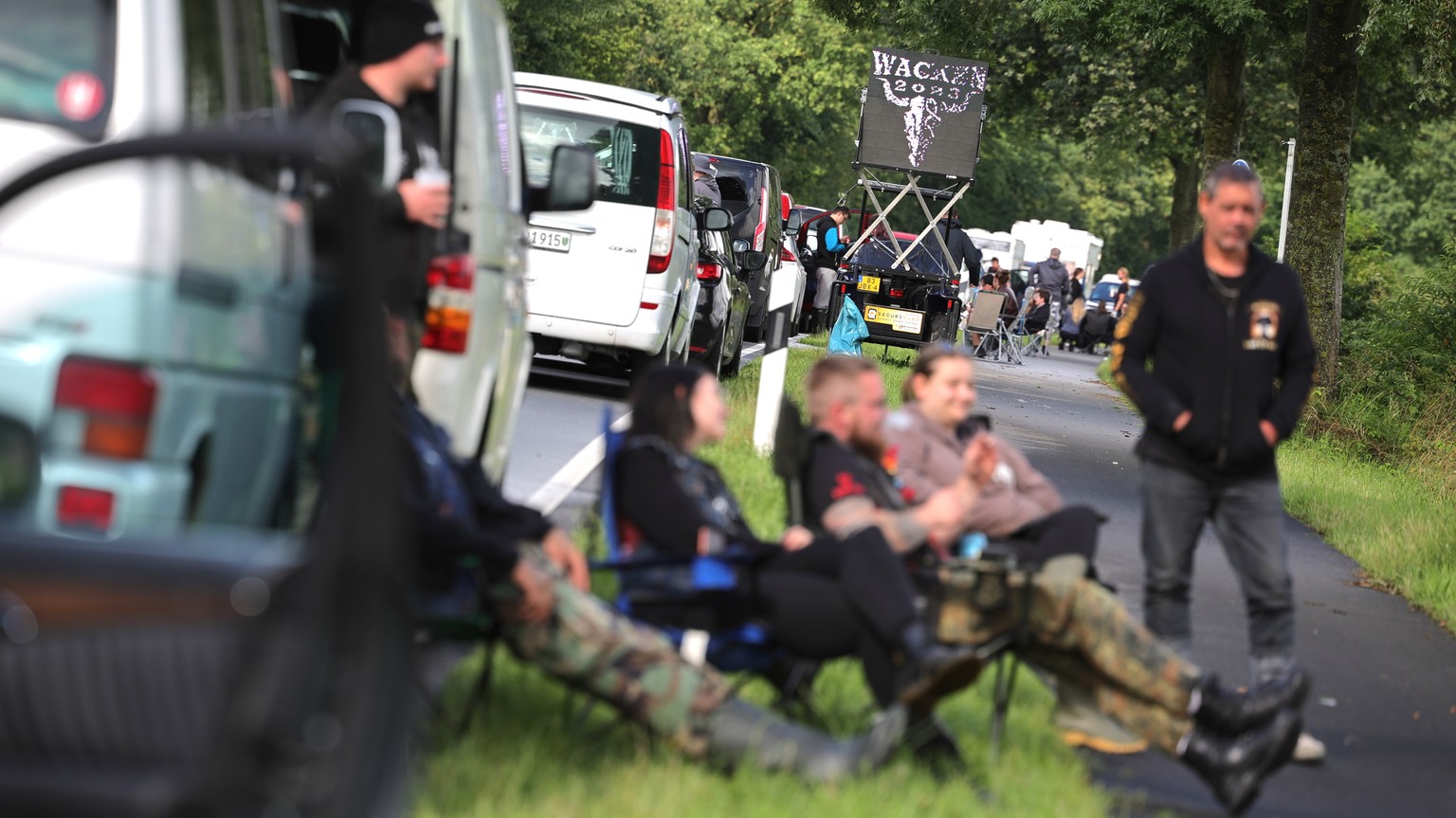01.08.2023, Schleswig-Holstein, Wacken: Metal-Fans stehen mit ihren Fahrzeugen im Anreisestau. Das Wacken Open-Air (WOA) vom 2. bis 5. August gilt als gr