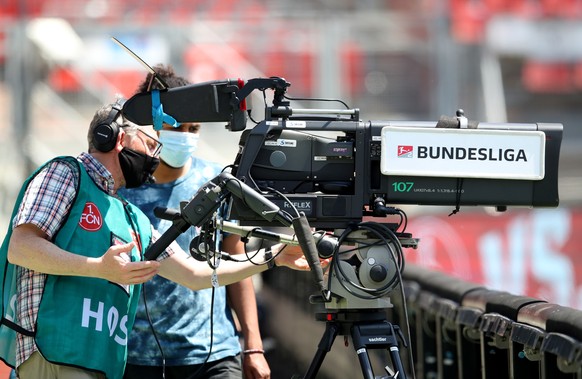 epa08482204 A TV camera man in a protective mask prior to the German Bundesliga Second Division match between 1. FC Nuernberg and SpVgg Greuther Fuerth at Max Morlock stadium in Nuremberg, Germany, 13 ...