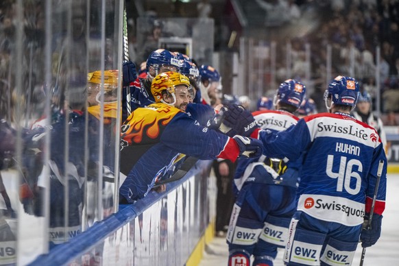 Die Zuercher mit Denis Malgin, links, feiern das Tor zum 1:0 beim Eishockey Playoff Final, Spiel 7 der National League zwischen den ZSC Lions und dem Lausanne HC am Dienstag, 30. April 2024 in der Swi ...