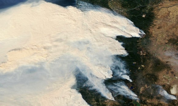 epa08662053 A handout photo made available by the NASA Worldview shows an Aqua satellite image on the raging wifires in Oregon, USA, 08 September 2020 (issued 11 September 2020). EPA/NASA / HANDOUT HA ...