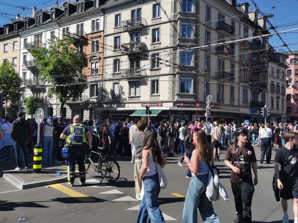 <p>Die Polizei griff bei der Nachdemo ein und ging gegen Aktivisten vor.</p>