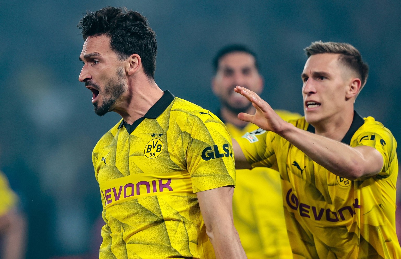 07.05.2024, Fussball, Saison 2023/2024, UEFA Champions League, Halbfinale, Paris Saint-Germain - Borussia Dortmund, Mats Hummels Borussia Dortmund, Nico Schlotterbeck Borussia Dortmund bejubeln das To ...