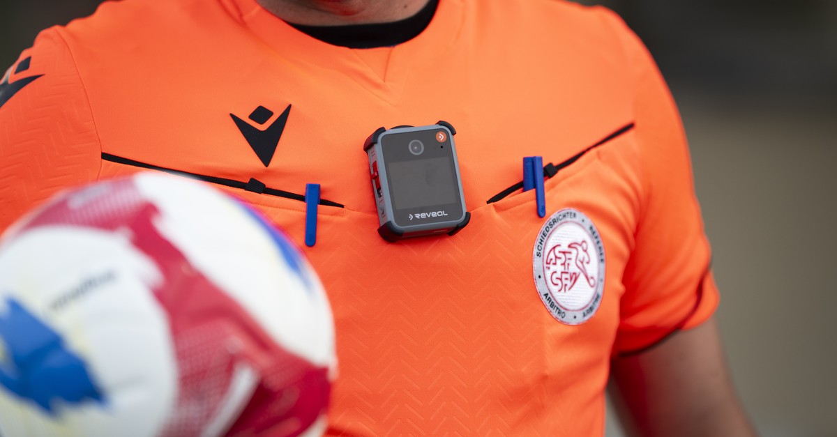 Dieser Schiedsrichter aus dem Wallis trug eine völlig neue Ausrüstung