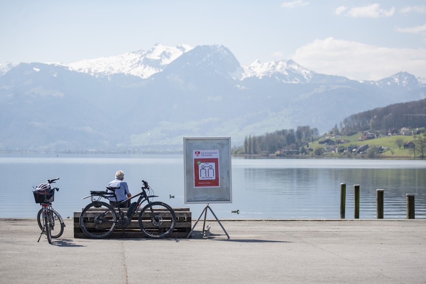 Die Promenade am Sarnersee in Sarnen im Kanton Obwalden ist fuer die Spaziergaenger und Radfahrer trotz der Corona-Pandemie weiterhin geoeffnet, am Samstag, 11. April 2020. (KEYSTONE/Urs Flueeler)