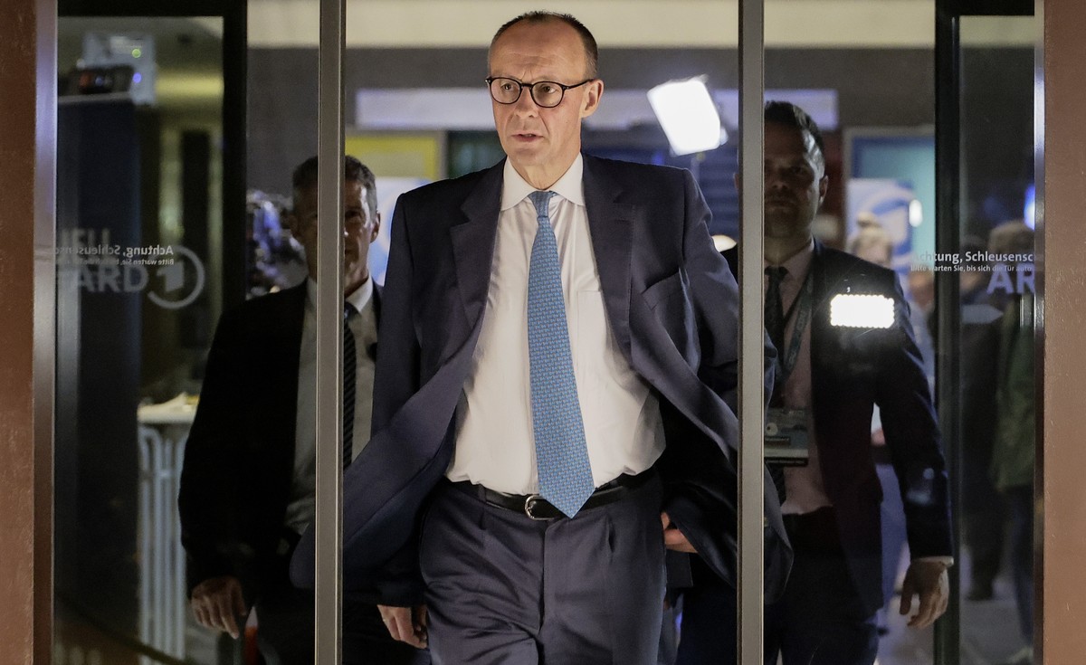 epaselect epa11919622 Chairman of Germany's Christian Democratic Union (CDU) Friedrich Merz leaves the TV studio after an election night TV talk show at the capital city studio of the TV channel  ...
