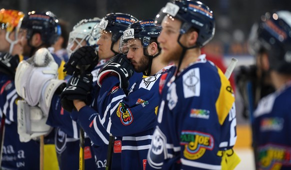 CAPTION CORRECTION: KORRIGIERT ORT UND STADION --- Enttaeuschung bei Ambris Jason Fuchs, Mitte, und seinen Mitspielern nach dem Eishockeyspiel der National League A zwischen dem HC Ambri Piotta und de ...