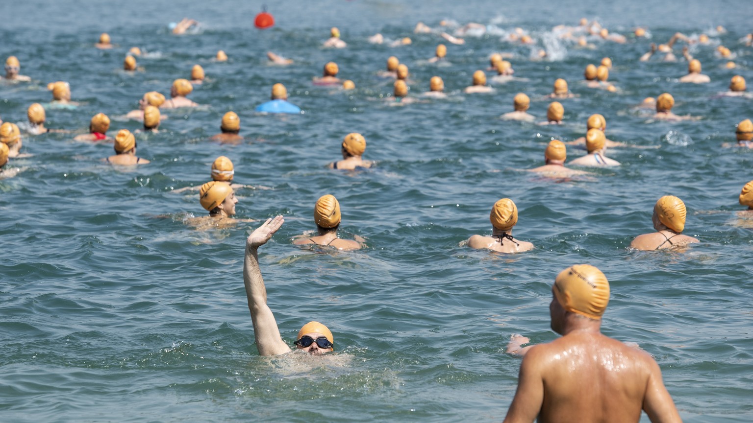 Teilnehmerinnen und Teilnehmer der Zuercher Seeueberquerung stuerzen sich bei hochsommerlichen Temperaturen in das erfrischende Wasser des Zuerichsees, aufgenommen am Mittwoch, 3. Juli 2019 in Zuerich ...