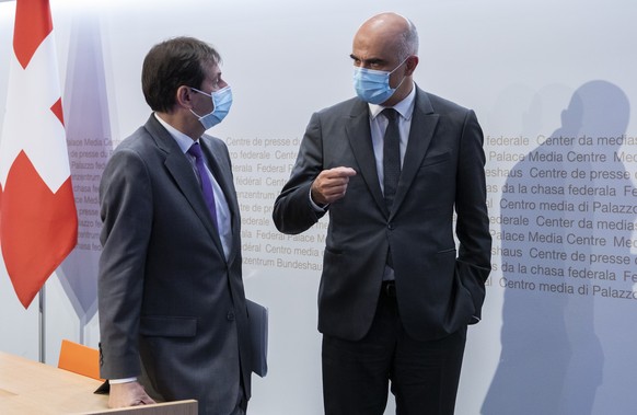 Bundesrat Alain Berset, rechts, diskutiert mit Bundesratssprecher Andre Simonazzi, am Ende einer Medienkonferenz des Bundesrates zur aktuellen Lage im Zusammenhang mit dem Coronavirus, am Freitag, 17. ...