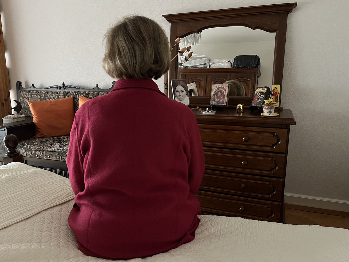 Chez Mme Alice*, une retraitée qui peine à joindre les deux bouts, avant Noël.