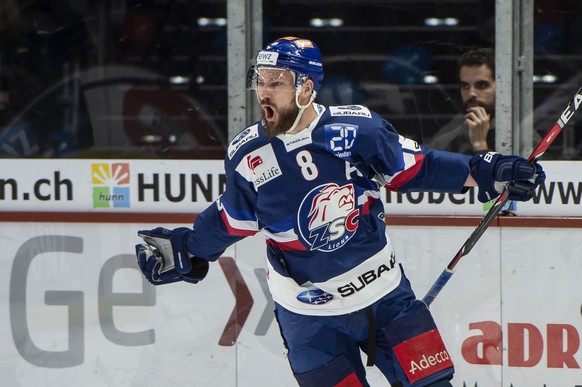 Jubel bei Zuerichs Torschuetze Kevin Klein zum 1:0 im zweiten Eishockey Playoff-Finalspiel der National League zwischen den ZSC Lions und dem HC Lugano, am Samstag, 14. April 2018, im Zuercher Hallens ...