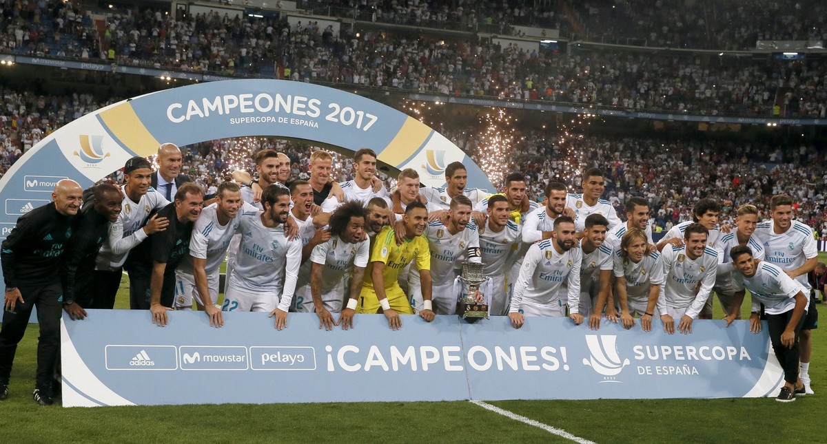 epa06147791 Real Madrid's players pose after winning their 10th Spain's Super Cup after the second leg final match between Real Madrid and FC Barcelona at the Santiago Bernabeu stadium in Ma ...