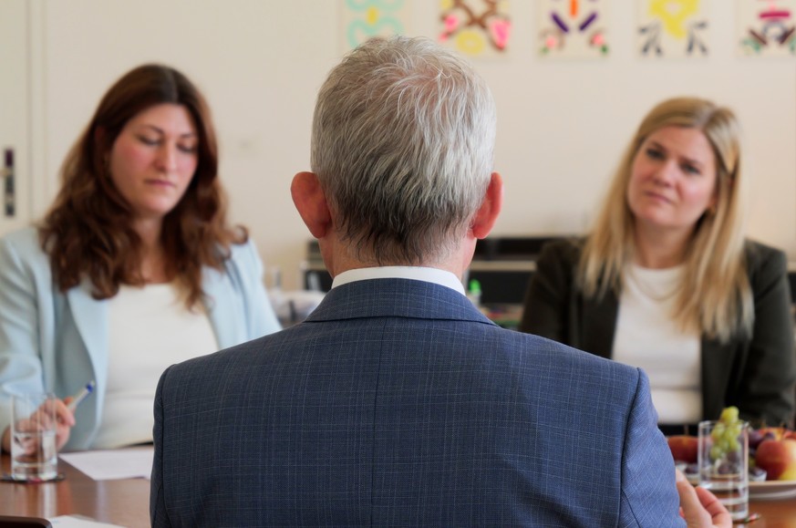 Betreibt der Bundesrat im Kampf gegen die SVP-Initiative «Keine 10-Millionen-Schweiz» Schwarzmalerei? Und nimmt er die Ängste der Bevölkerung wegen der Zuwanderung ernst genug? Dazu nimmt Bundesrat Be ...