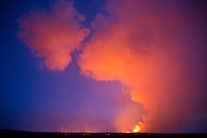 Die Holuhraun-Spalteneruption bei Einbruch der Dämmerung am 15. Oktober 2014 aus der Distanz.&nbsp;