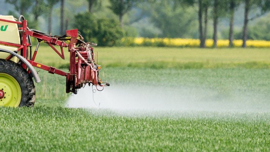 ARCHIV - ARCHIV - 18.05.2015, Brandenburg, Neuranft: Ein Landwirt fährt mit einer Dünger- und Pestizidspritze am über ein Feld mit jungem Getreide nahe Neuranft im Oderbruch. Bei der Schädlingsbekämpf ...