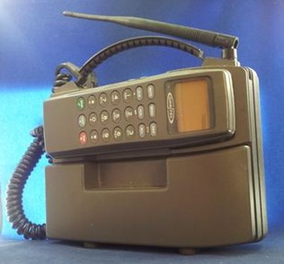 Empfangen wurde das offiziell erste SMS auf einem über zwei Kilo schweren Mobiltelefon des Typs Orbitel TPU 901.