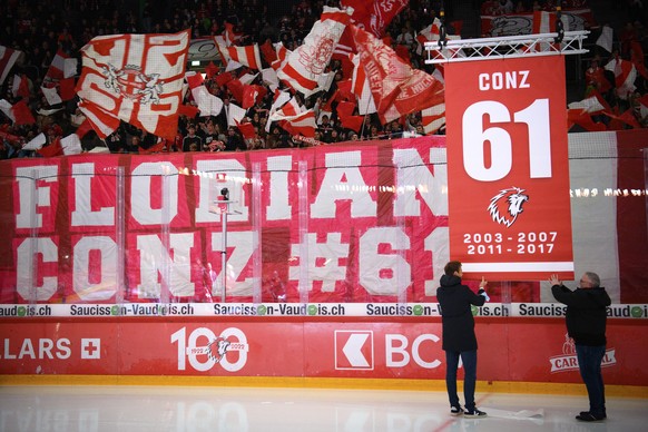 Le numero 61 de l&#039;ancien joueur du LHC et du HC Ajoie Florian Conz photographie lors de la ceremonie du retrait de son maillot lors de la rencontre du championnat suisse de hockey sur glace de Na ...