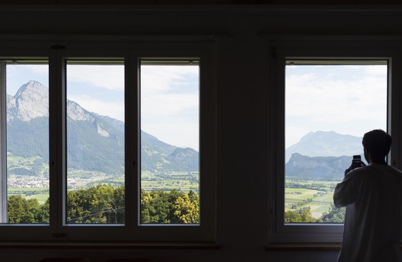 ARCHIV - ZUM RUECKGANG DER ASYLGESUCHE IM ZWEITEN QUARTAL IN DER SCHWEIZ STELLEN WIR IHNEN FOLGENDES ARCHIVBILD ZUR VERFUEGUNG. - Ein Asylsuchender macht ein Foto, aufgenommen an einem Rundgang im Asy ...