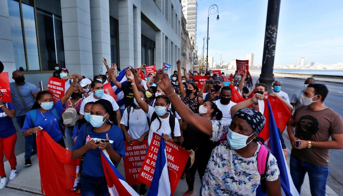 epa09398519 Cubans participate in a march in support of the Cuban revolution through the Malecon area in Havana, Cuba, 05 August 2021. Cubans took to the streets in Cuba on 11 July to protest the gove ...