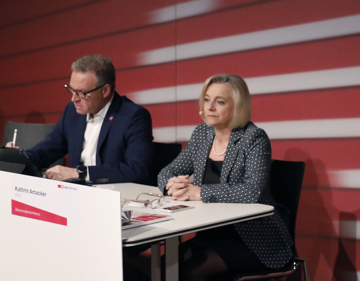 VR-Praesidentin Monika Ribar, rechts, Kathrin Amacker, Leiterin Kommunikation und Public Affairs, sowie CEO Andreas Meyer, links, waehrend der Bilanzmedienkonferenz der SBB, am Dienstag, 19. Maerz in  ...