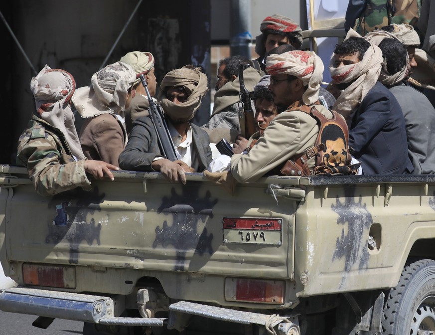 epaselect epa13259194 Houthi fighters ride in a pickup truck during a funeral procession for fellow fighters killed in recent fighting in Sanaa, Yemen, 24 September 2026. Yemen's Houthis have sei ...