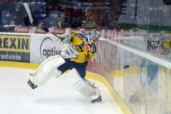 Der Klotener Sturmlauf bringt Davos-Keeper Leonardo Genoni in der Kolping-Arena ordentlich aus dem Gleichgewicht.