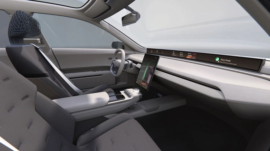 Luftig: Cockpit mit Displayleiste, Hochkant-Monitor in der Mitte und hellen Stoffen.