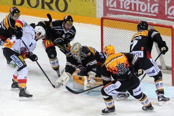 Einer gegen Alle: Biels Olausson vor Lugano-Goalie Merzlikins.