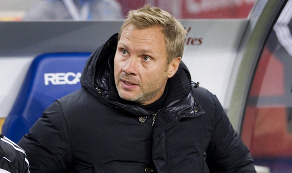 Hamburg&#039;s head coach Thorsten Fink during the German first division Bundesliga soccer match between Hamburger SV and Bayern Munich in Hamburg, Germany, Saturday, Feb. 4, 2012. (AP Photo/Gero Brel ...