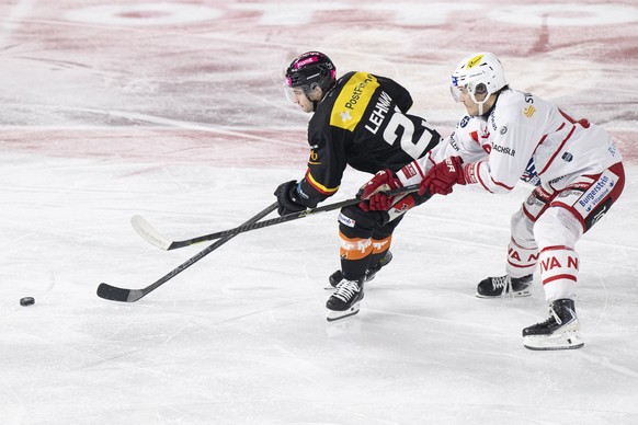 Marco Lehmann (SCB), links, kaempft um den Puck mit Julius Honka (SCRJ) im Spiel der Eishockey National League zwischen SC Bern, SCB, und SC Rapperswil-Jona Lakers, SCRJ, vom Dienstag, 23. Dezember 20 ...