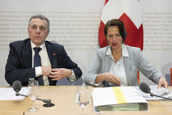 Bundesrat Ignazio Cassis, links, und Christine Schraner Burgener, Staatssekretaerin f�r Migration (SEM, EJPD) sprechen an einer Medienkonferenz ueber das Verhandlungsmandat mit der Europaeischen Union ...
