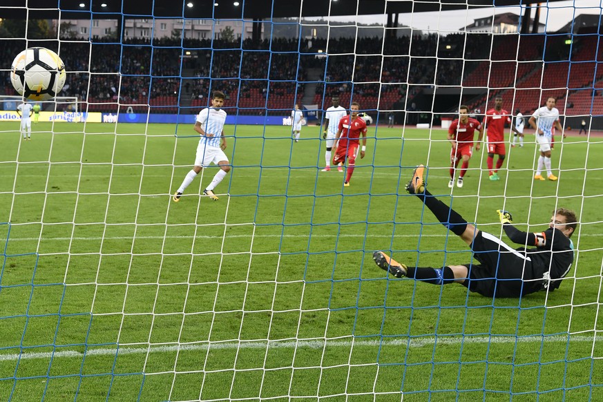 Der Zuercher Roberto Rodriguez, links, bezwingt den Walliser Torhueter Anton Mitryushkin, rechts, zum 1-0 fuer den FCZ beim Fussballspiel der Super League FC Zuerich gegen den FC Sion im Stadion Letzi ...