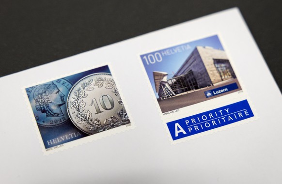 Eine Briefmarke mit dem Wert von 1 Franken und eine Ergaenzungsmarke fuer 10 Rappen kleben auf einem Briefumschlag, am Montag, 20. Dezember 2021, in Bern. Per 1. Januar 2022 gelten neue Preise fuer A- ...