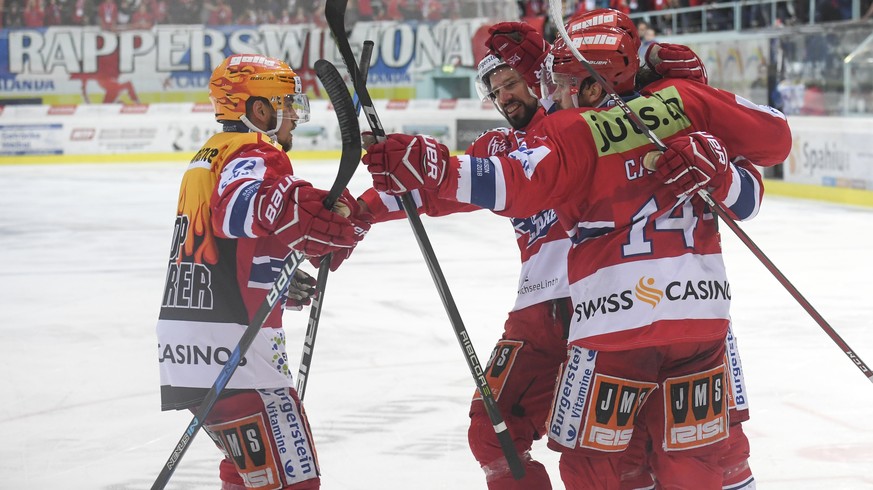 Die Rapperswiler bejubeln das Tor zum 2-0 durch Corsin Casutt, rechts, im zweiten Eishockey Spiel der Ligaqualifikation der National League zwischen dem EHC Kloten und den SC Rapperswil-Jona Lakers am ...