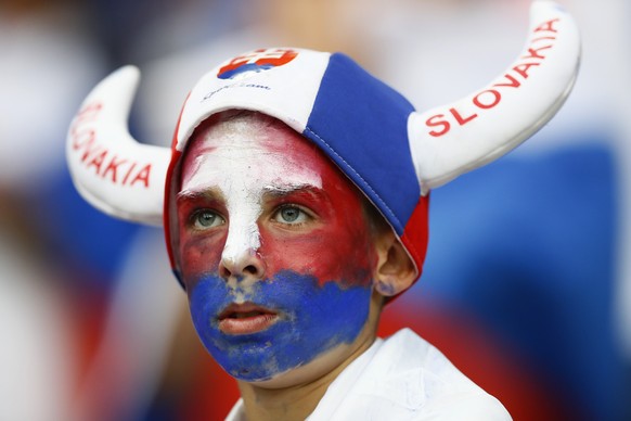 Football Soccer - Slovakia v England - EURO 2016 - Group B - Stade Geoffroy-Guichard, Saint-Étienne, France - 20/6/16
Young Slovakia fan with face paint before the match
REUTERS/Jason Cairnduff
Liv ...