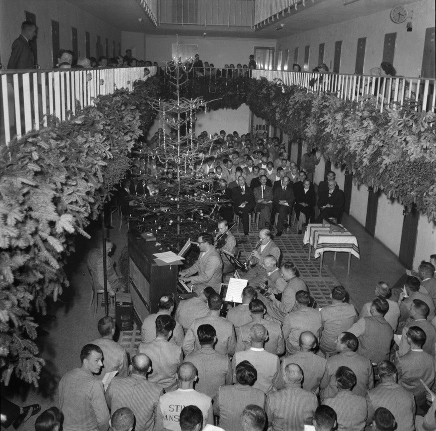 Die etwas andere Weihnachten in der Schweiz - Weihnachtsfer in der Strafanstalt Thorberg, aufgenommen am 23. Dezember 1953. === AUS DER ORIGINALLEGENDE === "Vieles wurde getan, um diesen Einsamst ...