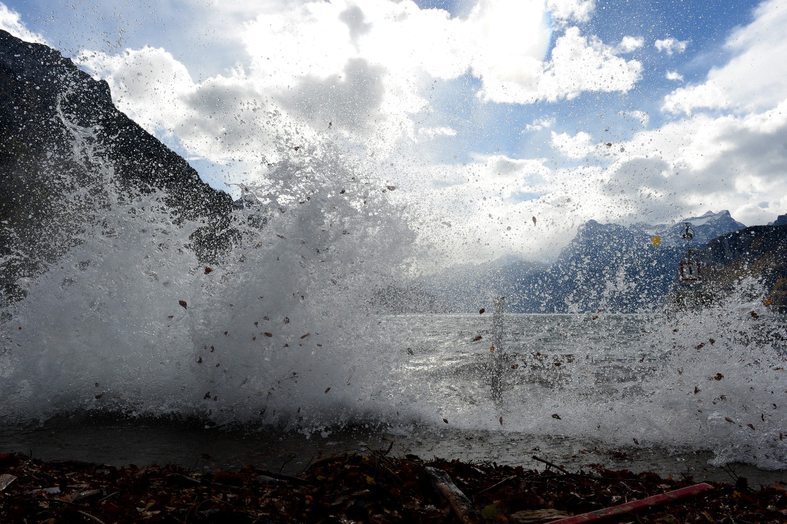 Wasser peitscht an das Ufer des Urnersee bei Brunnen im Kanton Schwyz.