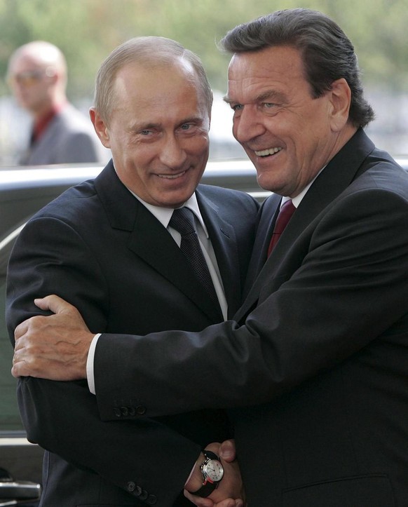 (Zu) gute Freunde? Putin und Schröder.