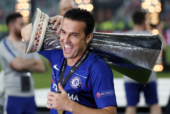 epaselect epa07611373 Chelsea player Pedro celebrates with the trophy after the UEFA Europa League final between Chelsea FC and Arsenal FC at the Olympic Stadium in Baku, Azerbaijan, 29 May 2019. Chel ...