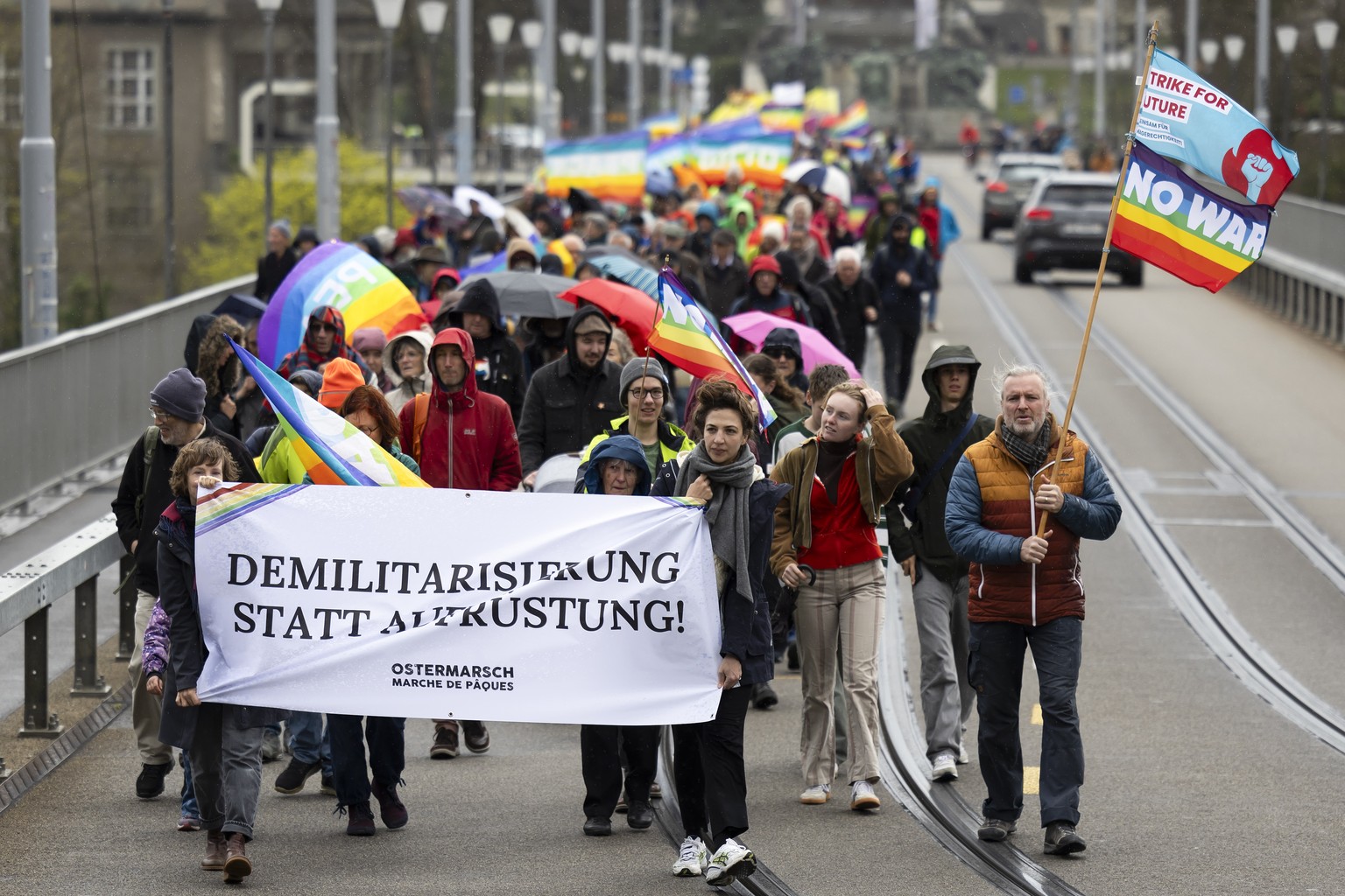 Unter dem Motto &quot;Demilitarisierung statt Aufruestung&quot; demonstrieren die Teilnehmer waehrend dem traditionellen Ostermarsch fuer eine friedlichere Welt, am Ostermontag, 1. April 2024 in Bern. ...